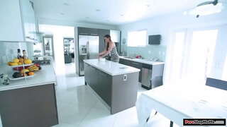 Пасынок загипнотизирован сводной мамой