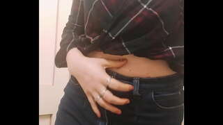 Grandes Tetas Chica Sensual, Juego Coño en el Baño durante el Viaje