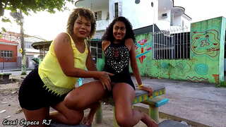 Novinha tira un mascara com o casal sapeca