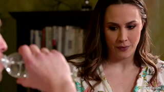 Мачеха в восторге от мышц своего пасынка