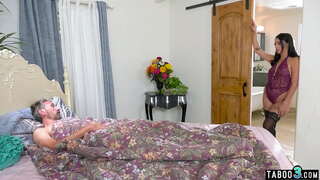 Հին խորթ լիլիթ են անալ իր худенькую լատինաամերիկյան խորթ աղջկան