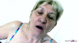Очень старая бабушка Габи занимается сексом с молодым парнем с огромным членом-монстром