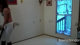 Exhibitionist wiping wuda kanggo sweeper, sing skirted!