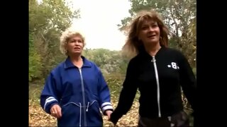 Horny zreje chcete experimentovať so sebou piču na tráve