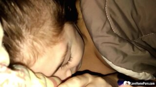 Es va despertar a la seva fillastra xuclar la polla, i no es va queixar.