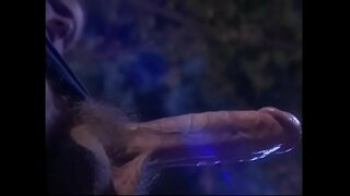 Peituda ravenhaired bebé recibe bateu por devoto como ritual do Diaño culto