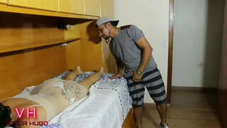 ОНА ИМИТИРУЕТ