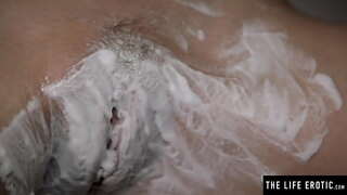 Смотри, как ее большие сиськи трясутся, когда она бреет свою волосатую киску и мастурбирует